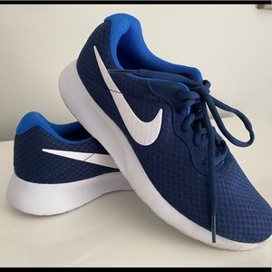 Mens 8 Nike Tanjun blue mesh lace up low top running shoes